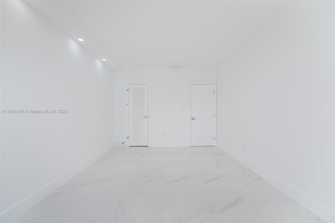 For Rent: $3,250 (1 beds, 1 baths, 870 Square Feet)