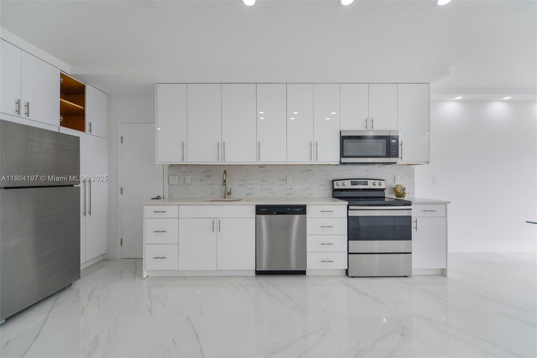 For Rent: $3,250 (1 beds, 1 baths, 870 Square Feet)