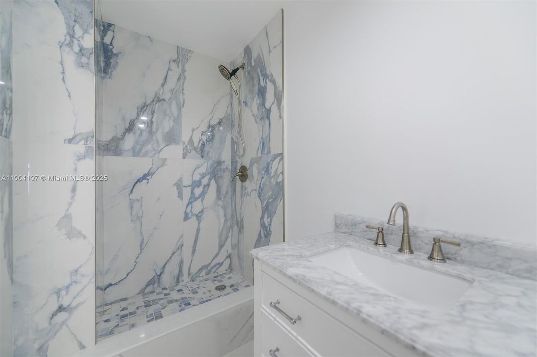 For Rent: $3,250 (1 beds, 1 baths, 870 Square Feet)