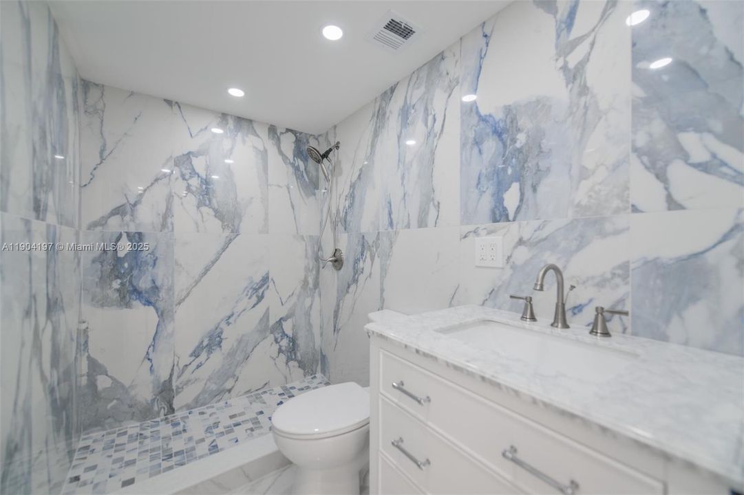 For Rent: $3,250 (1 beds, 1 baths, 870 Square Feet)