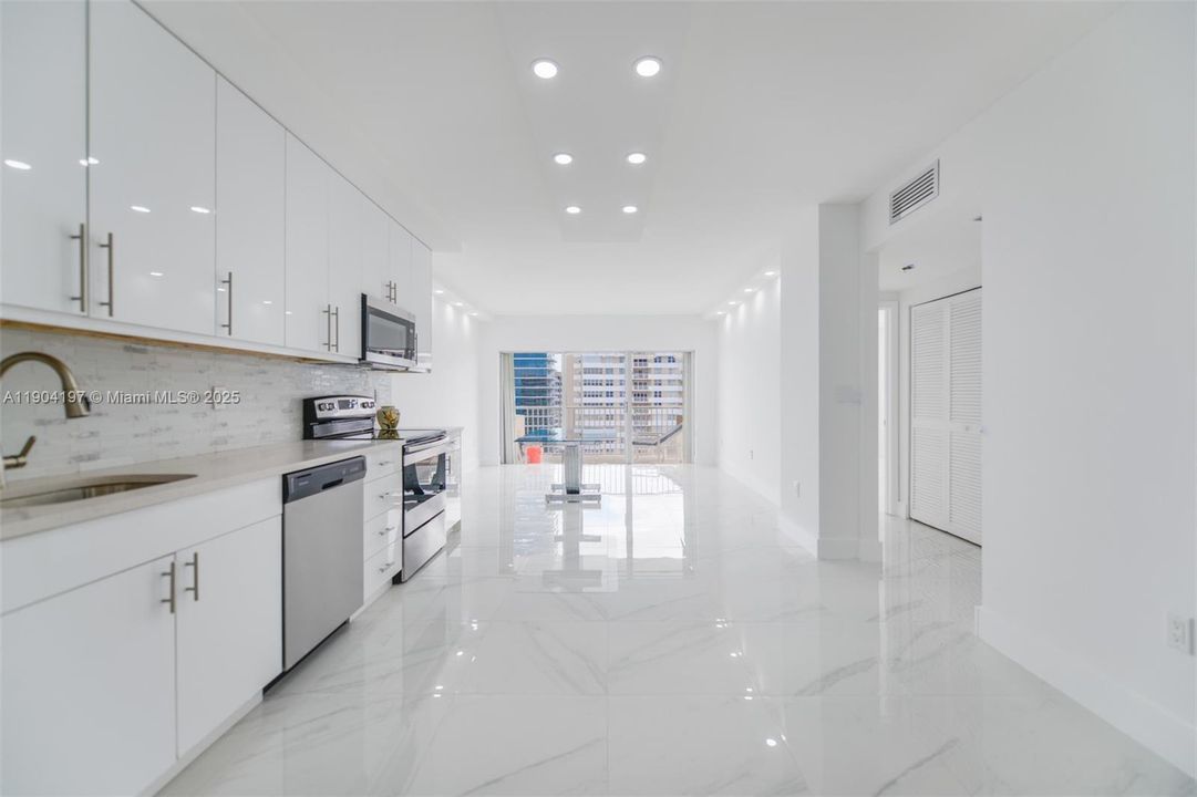 For Rent: $3,250 (1 beds, 1 baths, 870 Square Feet)