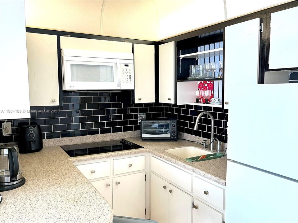 На продажу: $215,000 (1 спален, 1 ванн, 878 Квадратных фут)