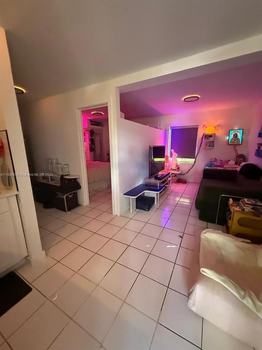 For Rent: $1,800 (1 beds, 1 baths, 1720 Square Feet)