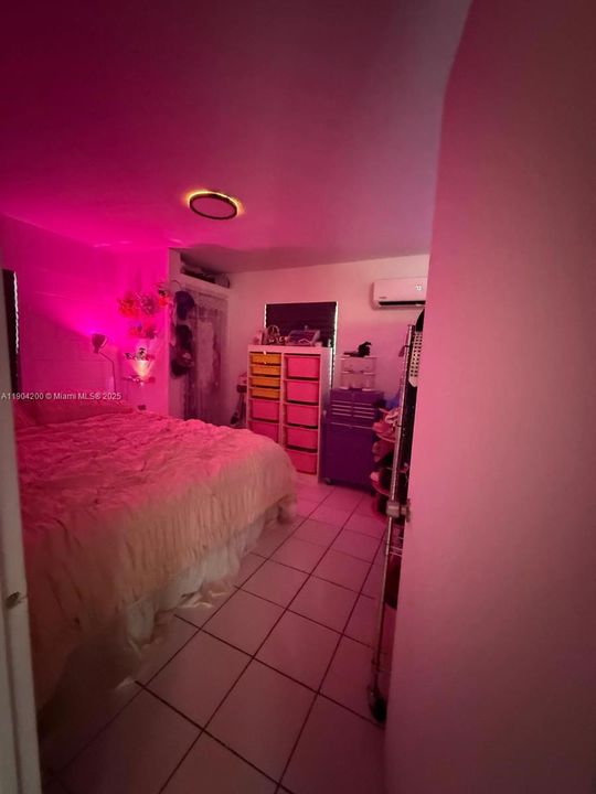 For Rent: $1,800 (1 beds, 1 baths, 1720 Square Feet)