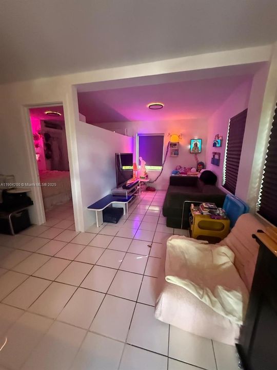 For Rent: $1,800 (1 beds, 1 baths, 1720 Square Feet)