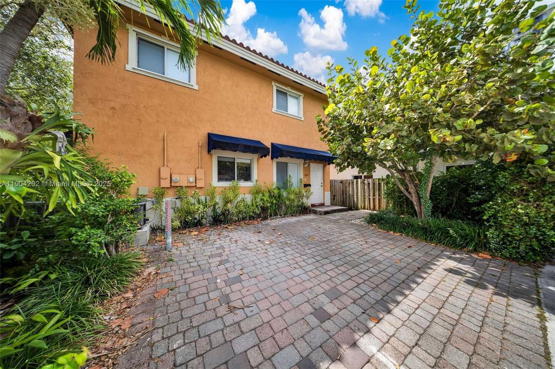 Active With Contract: $3,250 (3 beds, 2 baths, 1346 Square Feet)