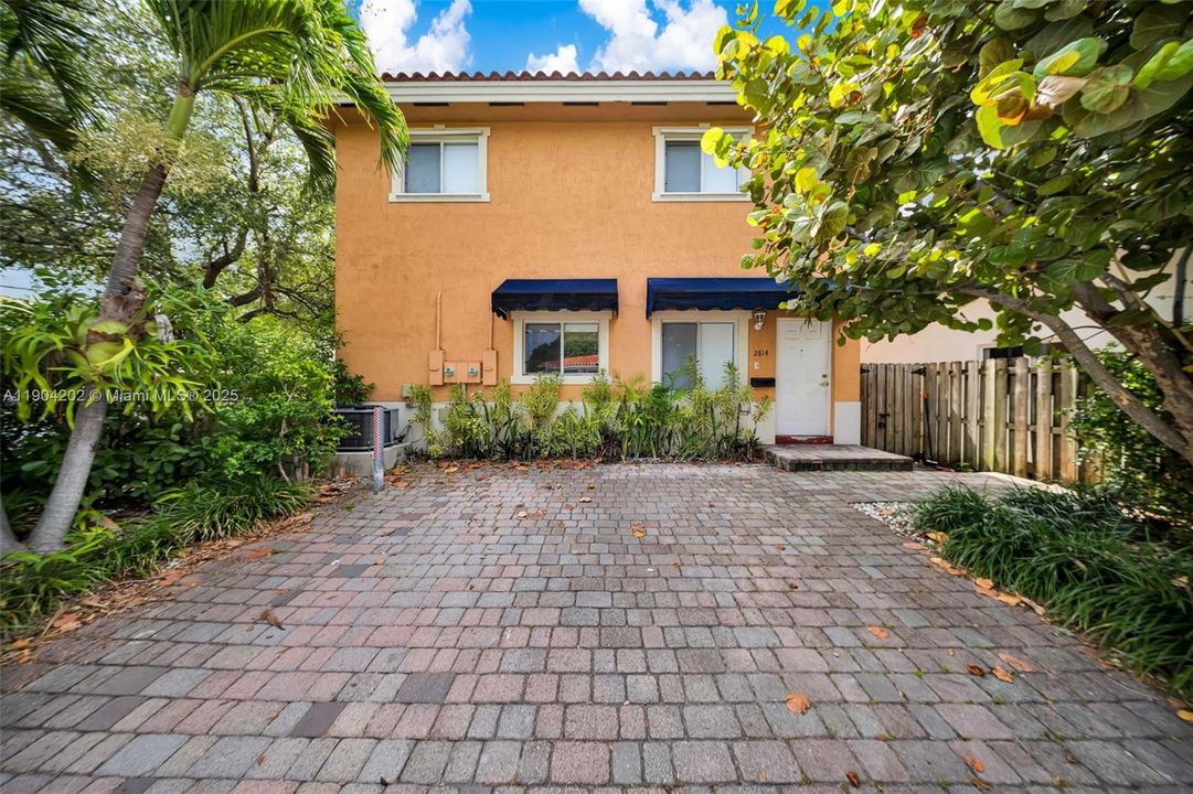 Active With Contract: $3,250 (3 beds, 2 baths, 1346 Square Feet)