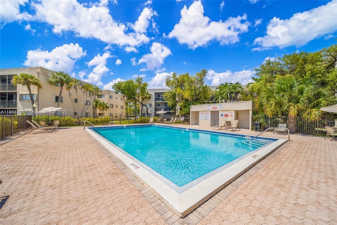 For Sale: $289,000 (2 beds, 2 baths, 965 Square Feet)