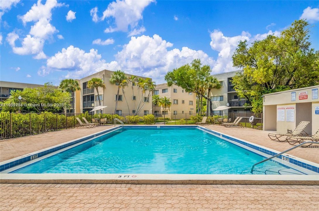 For Sale: $289,000 (2 beds, 2 baths, 965 Square Feet)