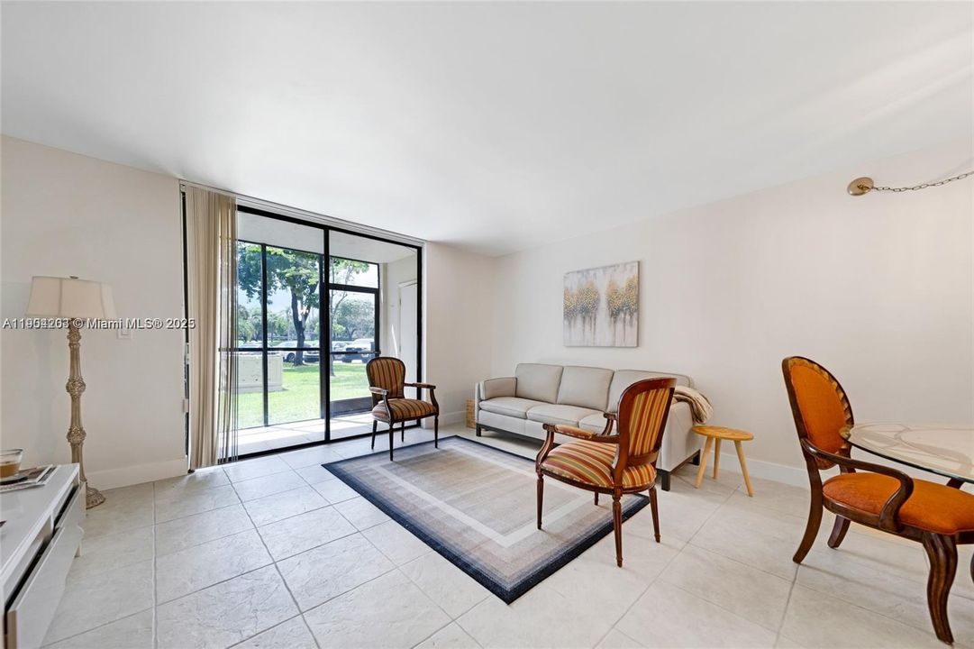 For Sale: $289,000 (2 beds, 2 baths, 965 Square Feet)