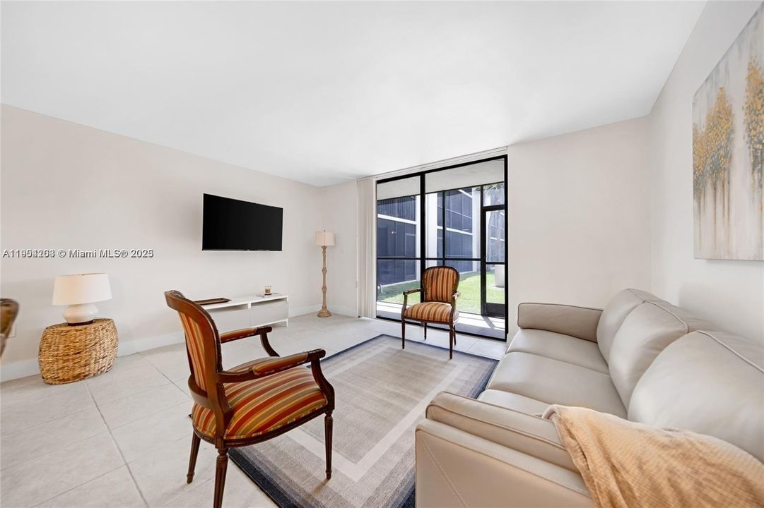 For Sale: $289,000 (2 beds, 2 baths, 965 Square Feet)