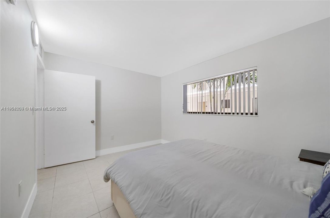 For Sale: $289,000 (2 beds, 2 baths, 965 Square Feet)