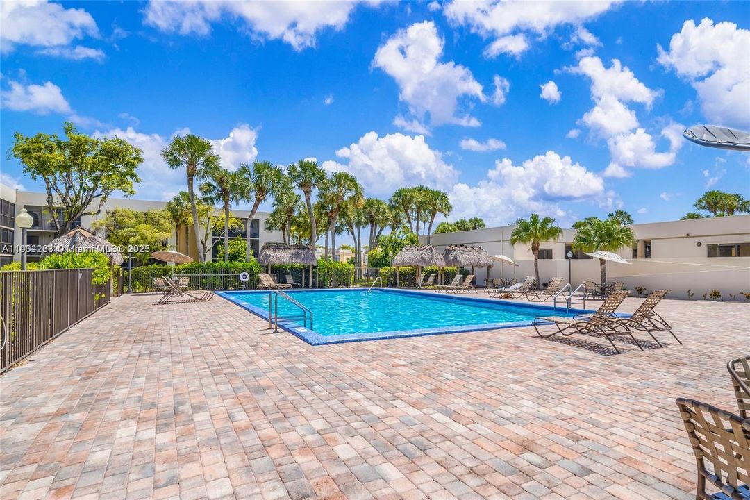 For Sale: $289,000 (2 beds, 2 baths, 965 Square Feet)