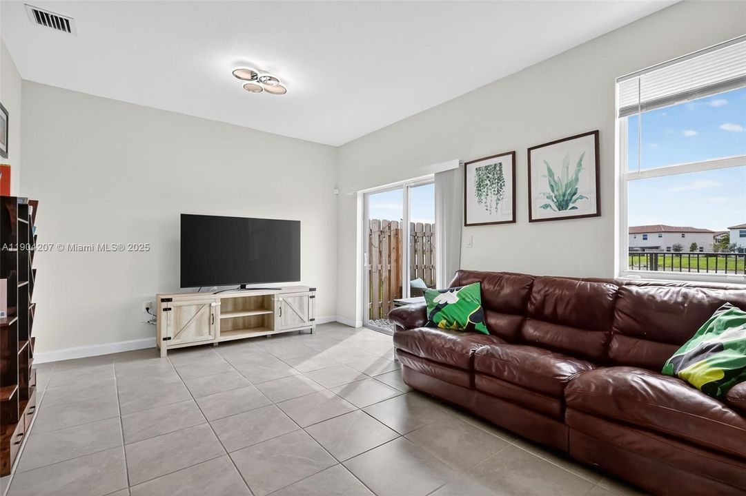 На продажу: $630,000 (4 спален, 2 ванн, 1820 Квадратных фут)