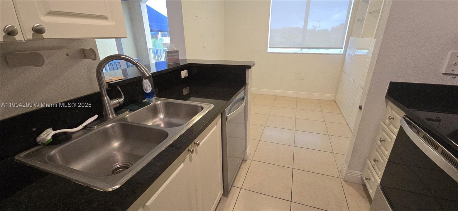 For Sale: $239,000 (1 beds, 1 baths, 746 Square Feet)