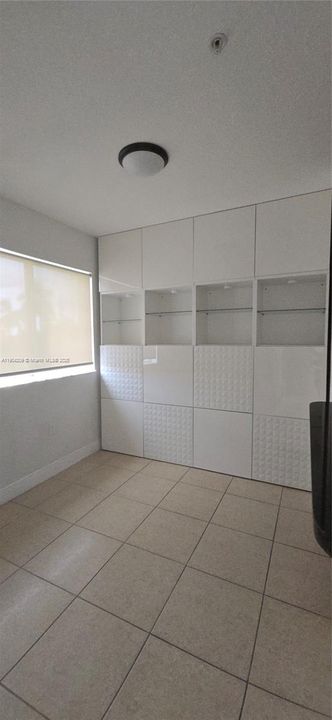 For Sale: $239,000 (1 beds, 1 baths, 746 Square Feet)