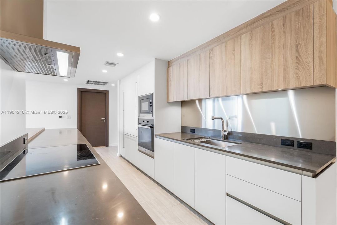 For Rent: $10,800 (3 beds, 3 baths, 1685 Square Feet)