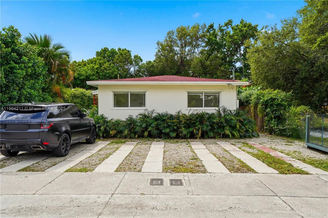 For Rent: $2,250 (2 beds, 1 baths, 700 Square Feet)