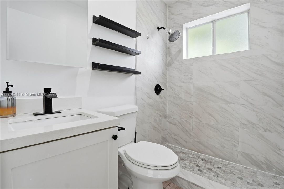 For Rent: $2,250 (2 beds, 1 baths, 700 Square Feet)