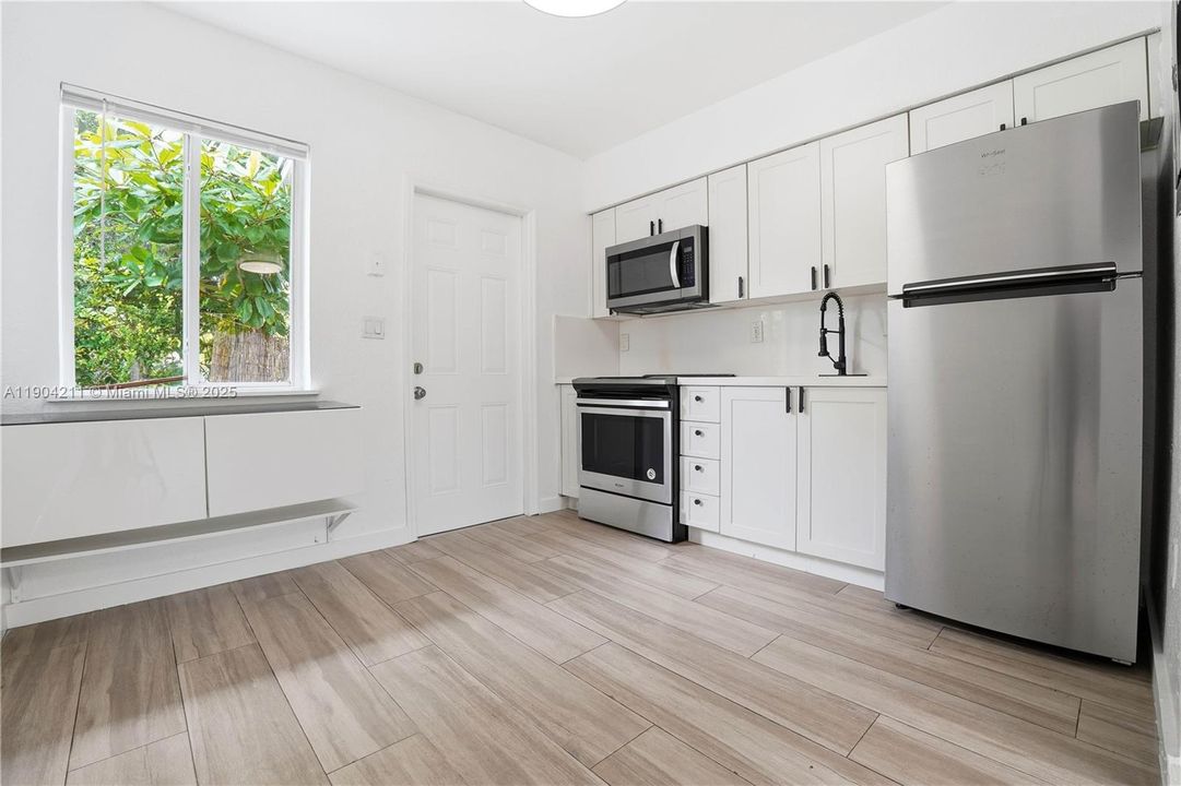 For Rent: $2,250 (2 beds, 1 baths, 700 Square Feet)