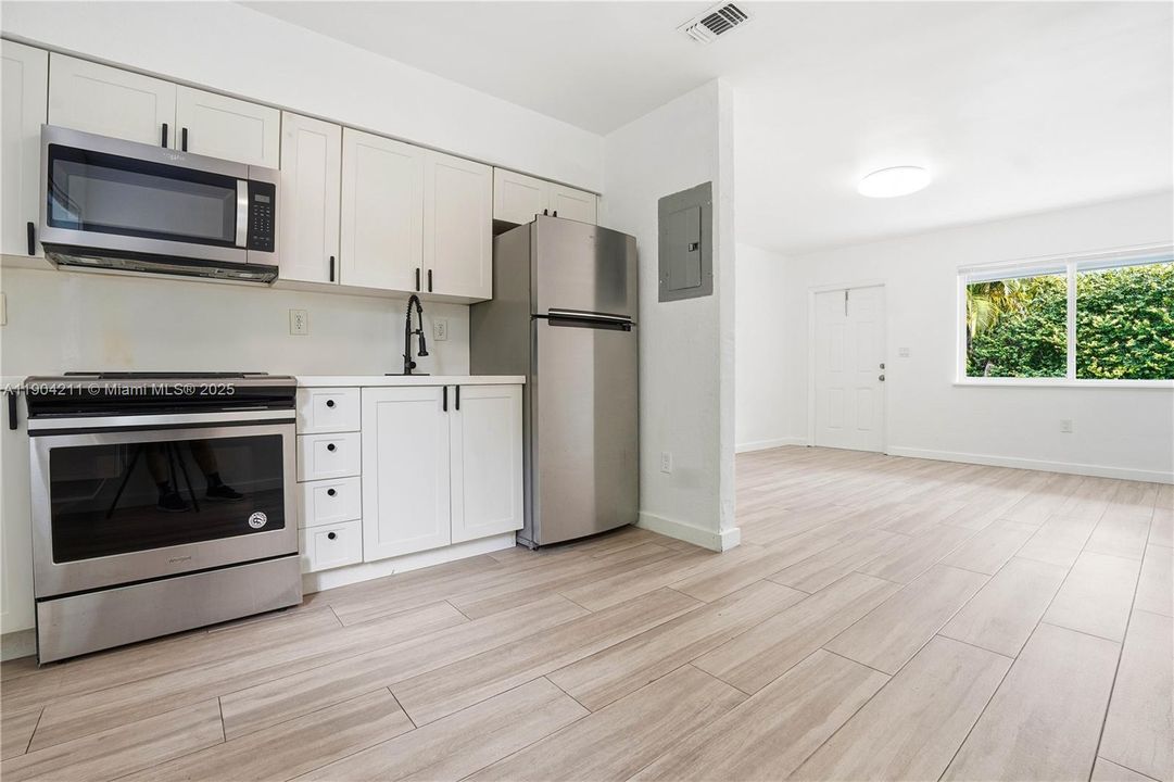 For Rent: $2,250 (2 beds, 1 baths, 700 Square Feet)