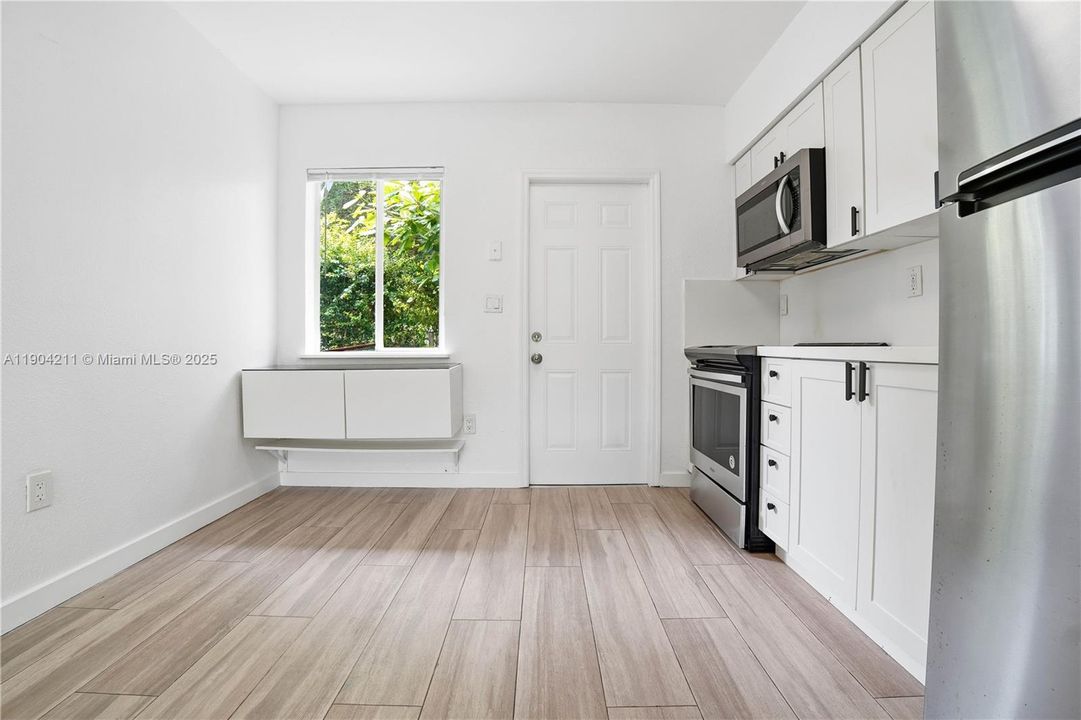 For Rent: $2,250 (2 beds, 1 baths, 700 Square Feet)