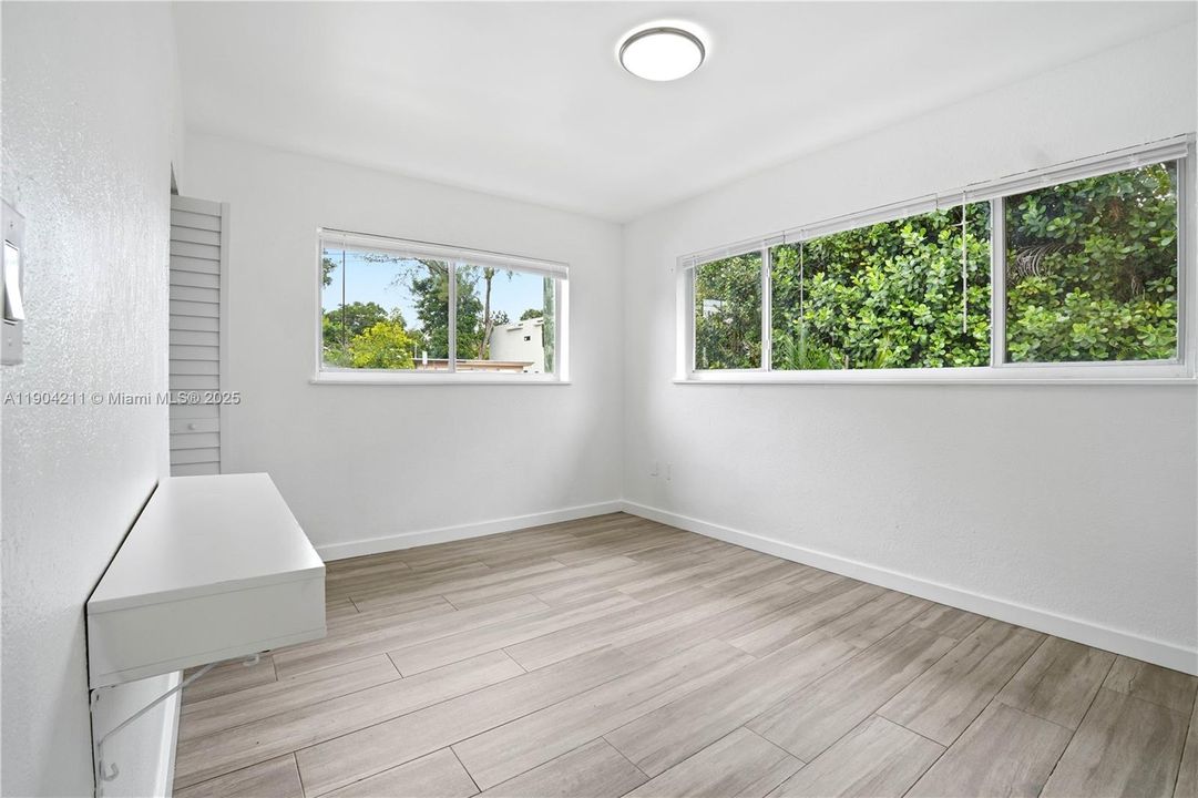 For Rent: $2,250 (2 beds, 1 baths, 700 Square Feet)