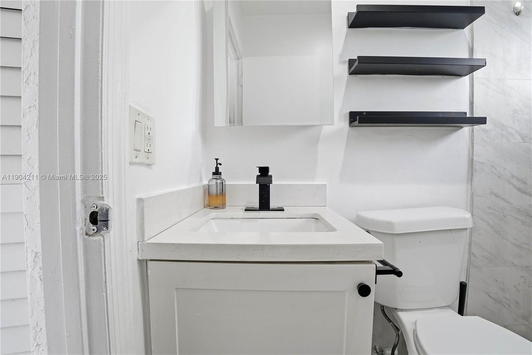 For Rent: $2,250 (2 beds, 1 baths, 700 Square Feet)