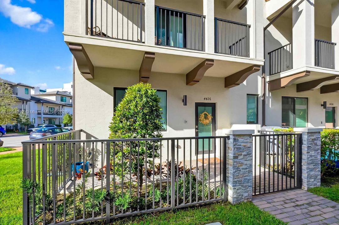 En Venta: $859,900 (3 camas, 3 baños, 1929 Pies cuadrados)