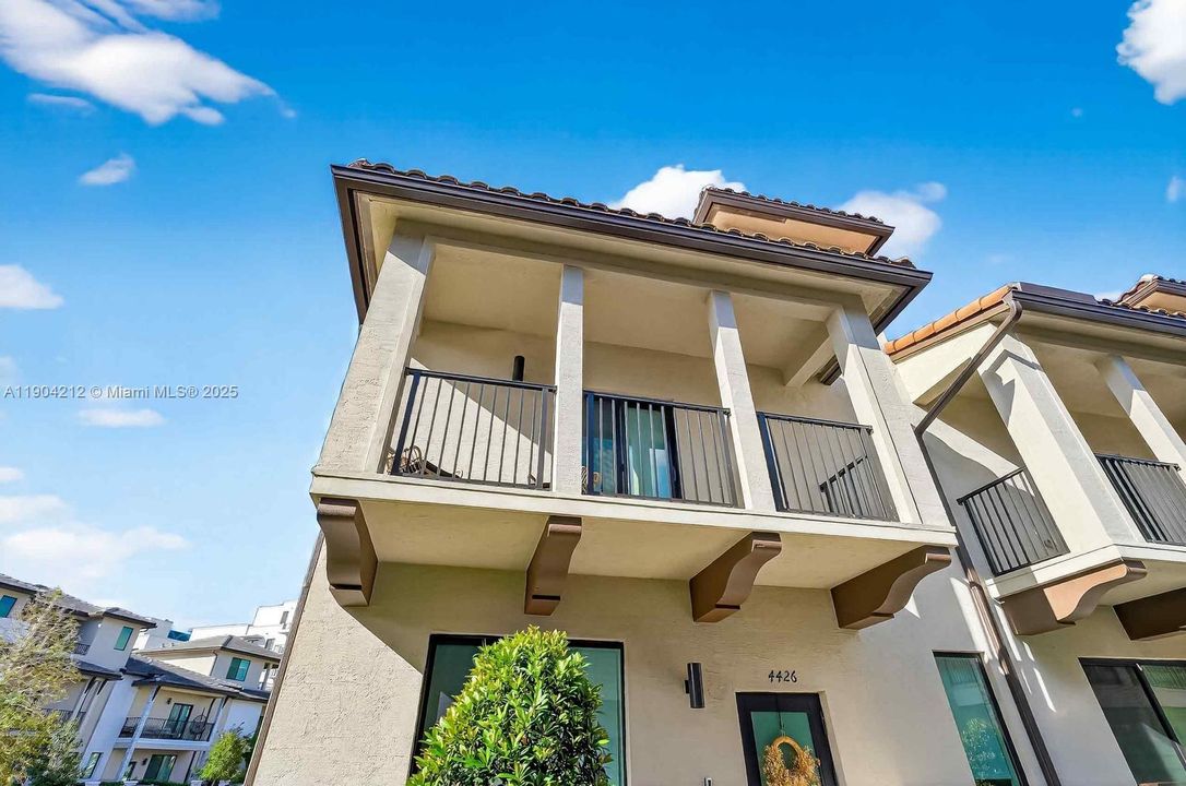 En Venta: $859,900 (3 camas, 3 baños, 1929 Pies cuadrados)