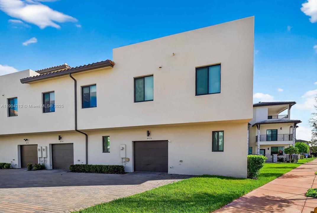 En Venta: $859,900 (3 camas, 3 baños, 1929 Pies cuadrados)