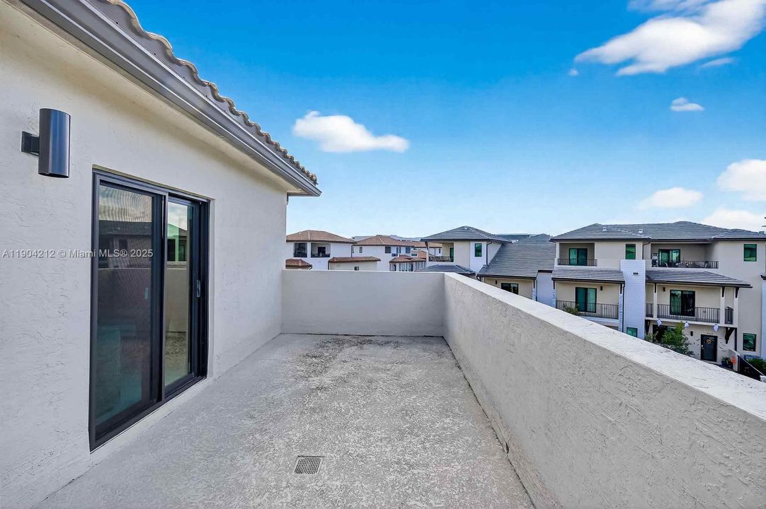 En Venta: $859,900 (3 camas, 3 baños, 1929 Pies cuadrados)