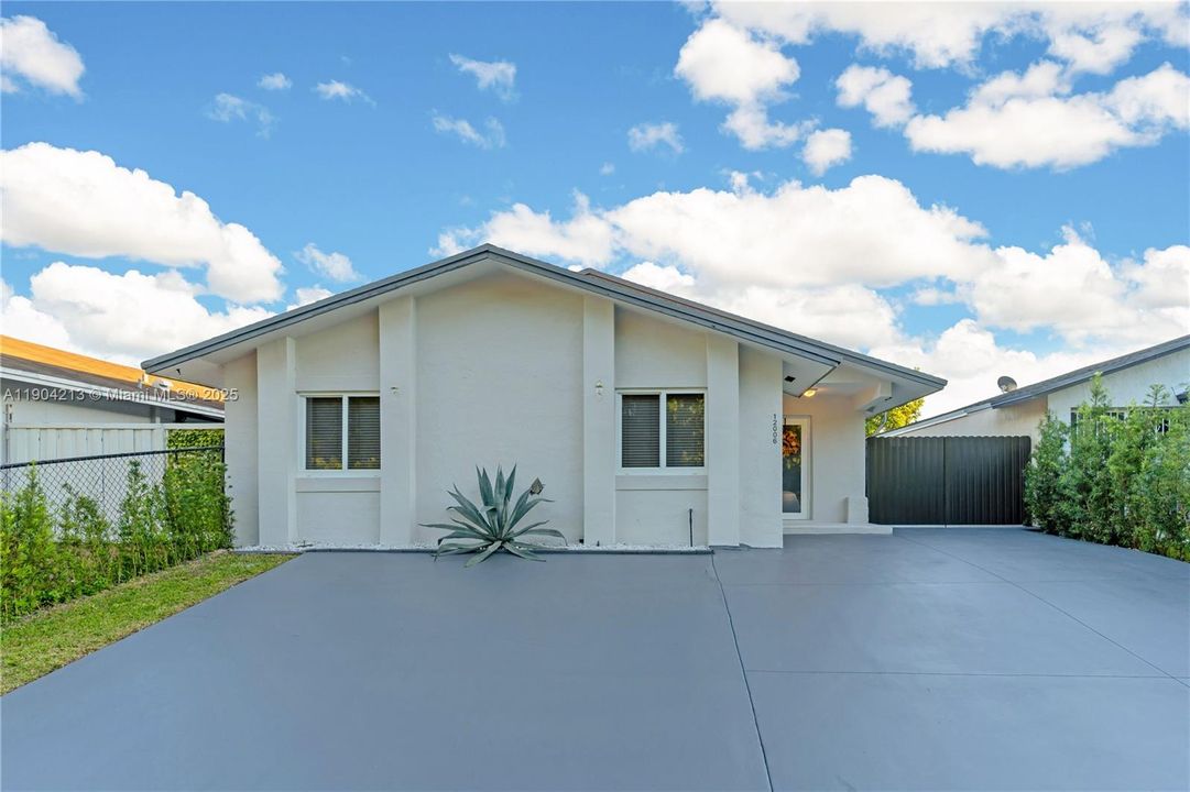 Active With Contract: $550,000 (3 beds, 2 baths, 1365 Square Feet)