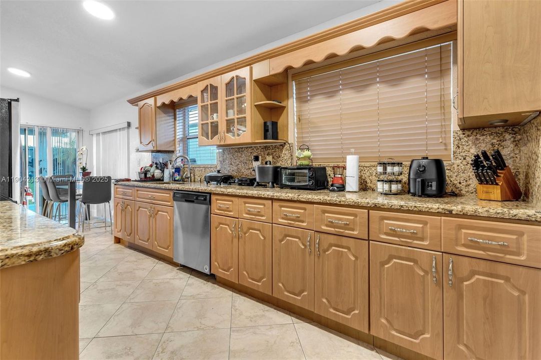 Active With Contract: $550,000 (3 beds, 2 baths, 1365 Square Feet)