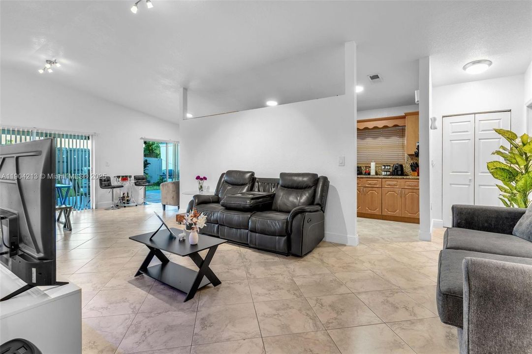 Active With Contract: $550,000 (3 beds, 2 baths, 1365 Square Feet)