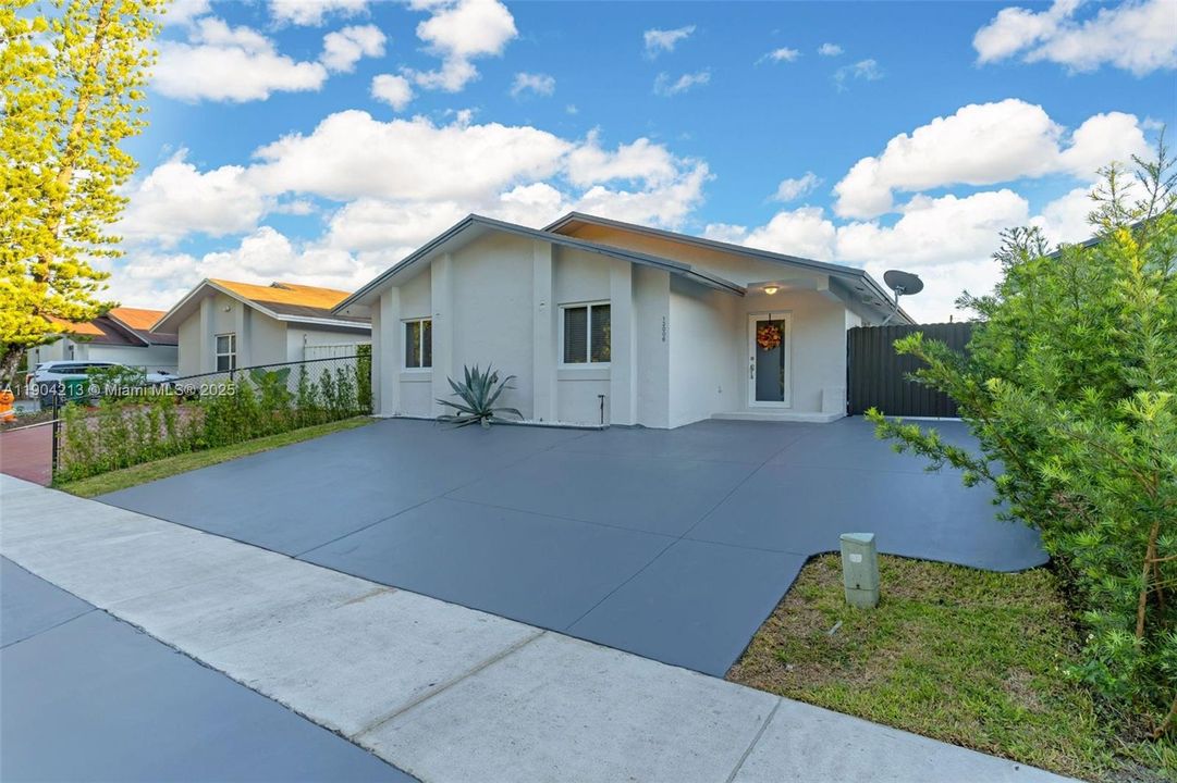 Active With Contract: $550,000 (3 beds, 2 baths, 1365 Square Feet)