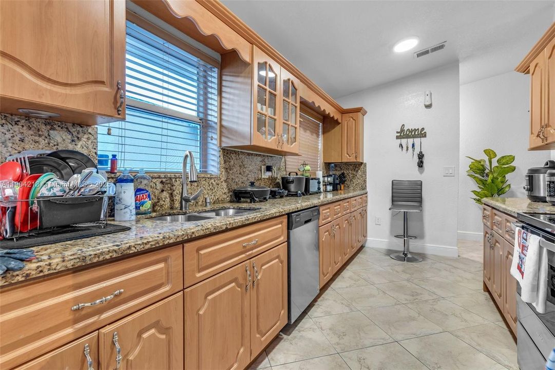 Active With Contract: $550,000 (3 beds, 2 baths, 1365 Square Feet)