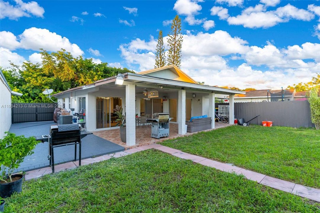 Active With Contract: $550,000 (3 beds, 2 baths, 1365 Square Feet)