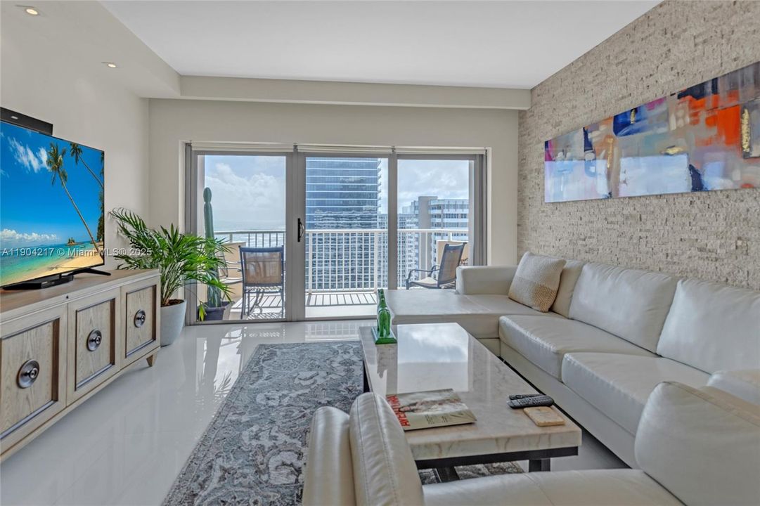 For Sale: $595,000 (2 beds, 2 baths, 870 Square Feet)