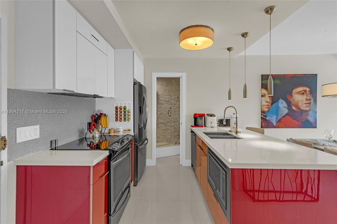 For Sale: $595,000 (2 beds, 2 baths, 870 Square Feet)