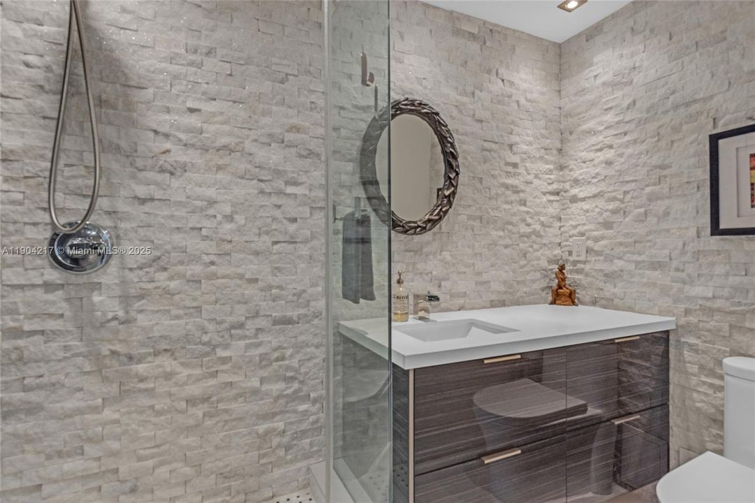 For Sale: $595,000 (2 beds, 2 baths, 870 Square Feet)