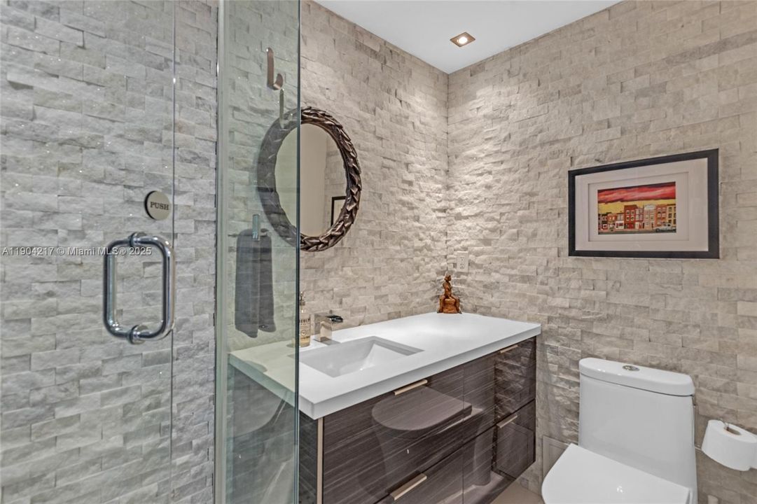 For Sale: $595,000 (2 beds, 2 baths, 870 Square Feet)