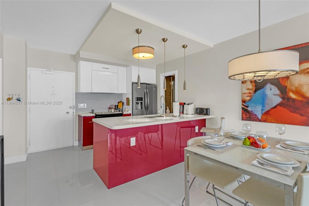 For Sale: $595,000 (2 beds, 2 baths, 870 Square Feet)