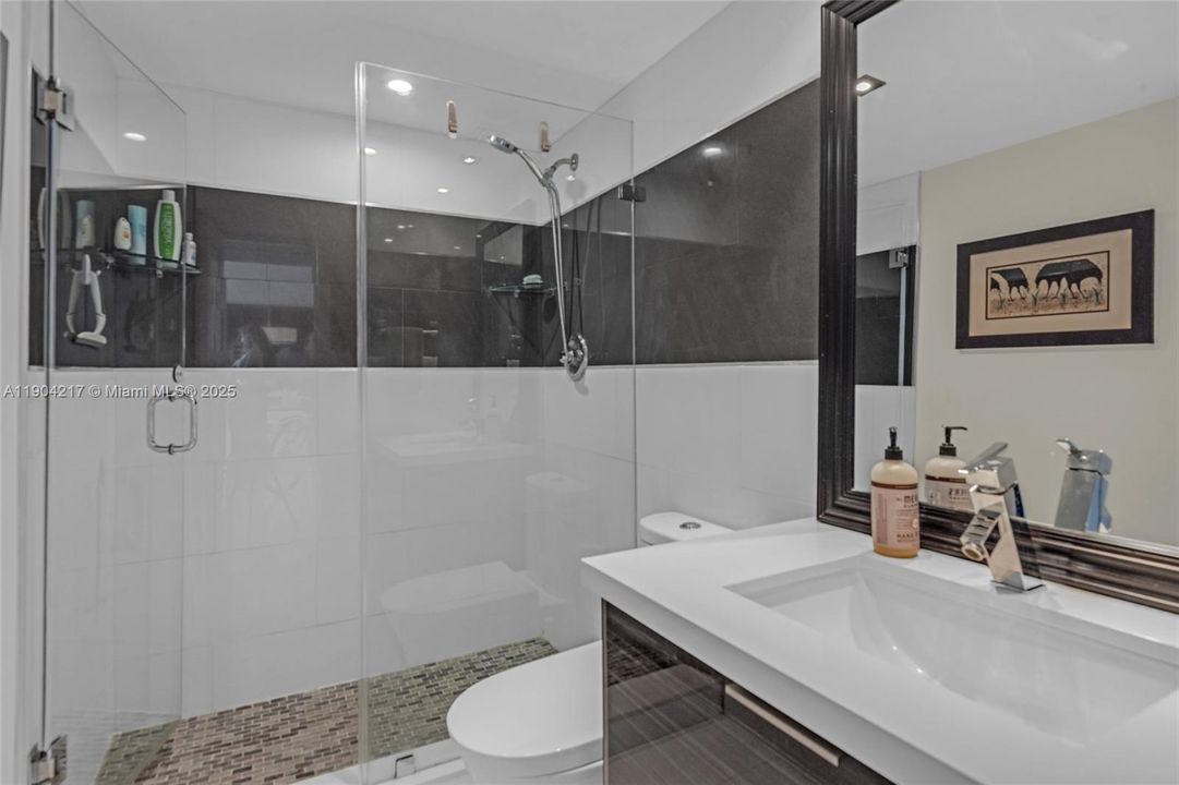 For Sale: $595,000 (2 beds, 2 baths, 870 Square Feet)