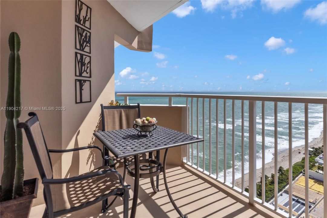 For Sale: $595,000 (2 beds, 2 baths, 870 Square Feet)