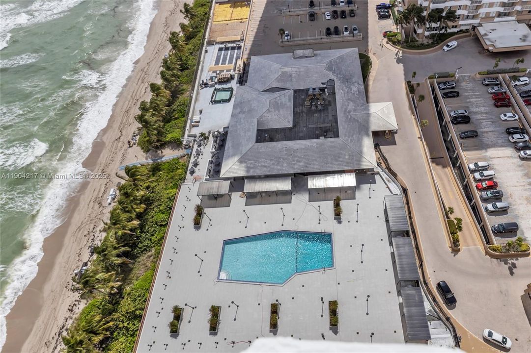 For Sale: $595,000 (2 beds, 2 baths, 870 Square Feet)