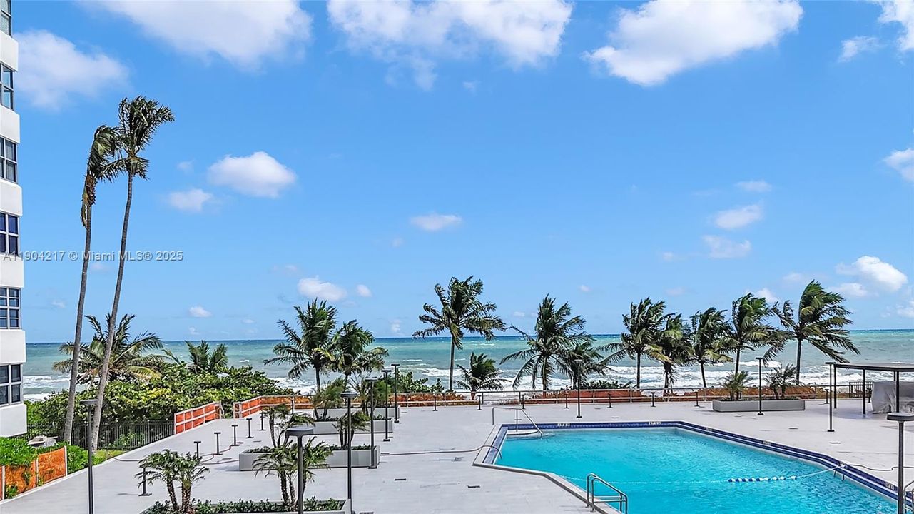 For Sale: $595,000 (2 beds, 2 baths, 870 Square Feet)