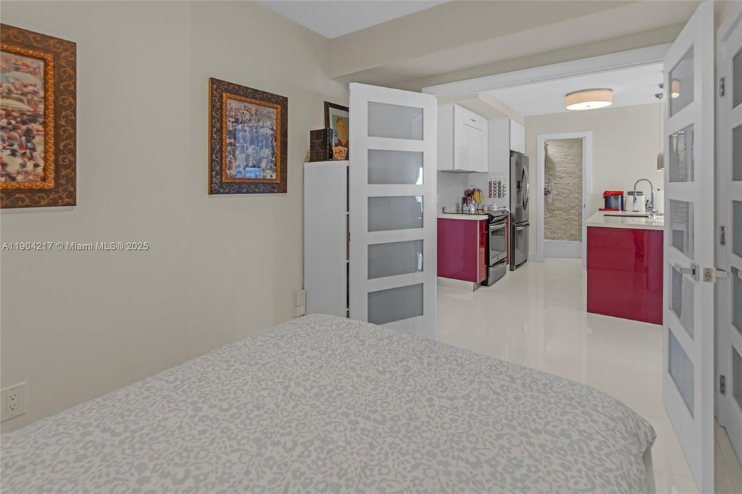 For Sale: $595,000 (2 beds, 2 baths, 870 Square Feet)