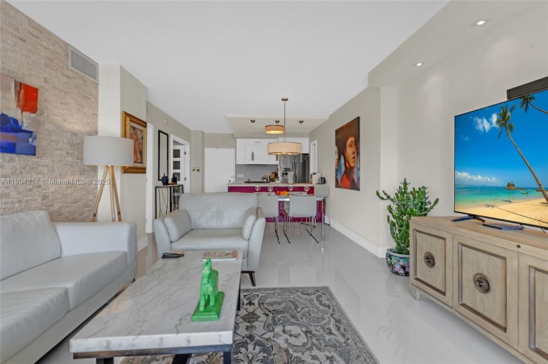 For Sale: $595,000 (2 beds, 2 baths, 870 Square Feet)