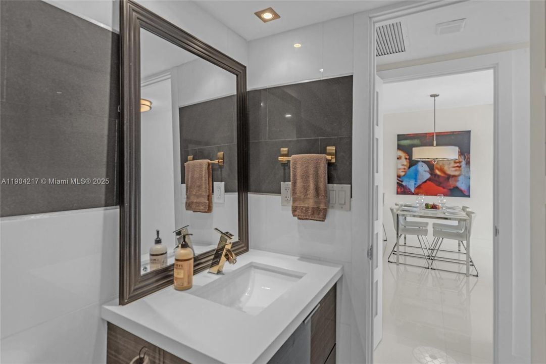 For Sale: $595,000 (2 beds, 2 baths, 870 Square Feet)